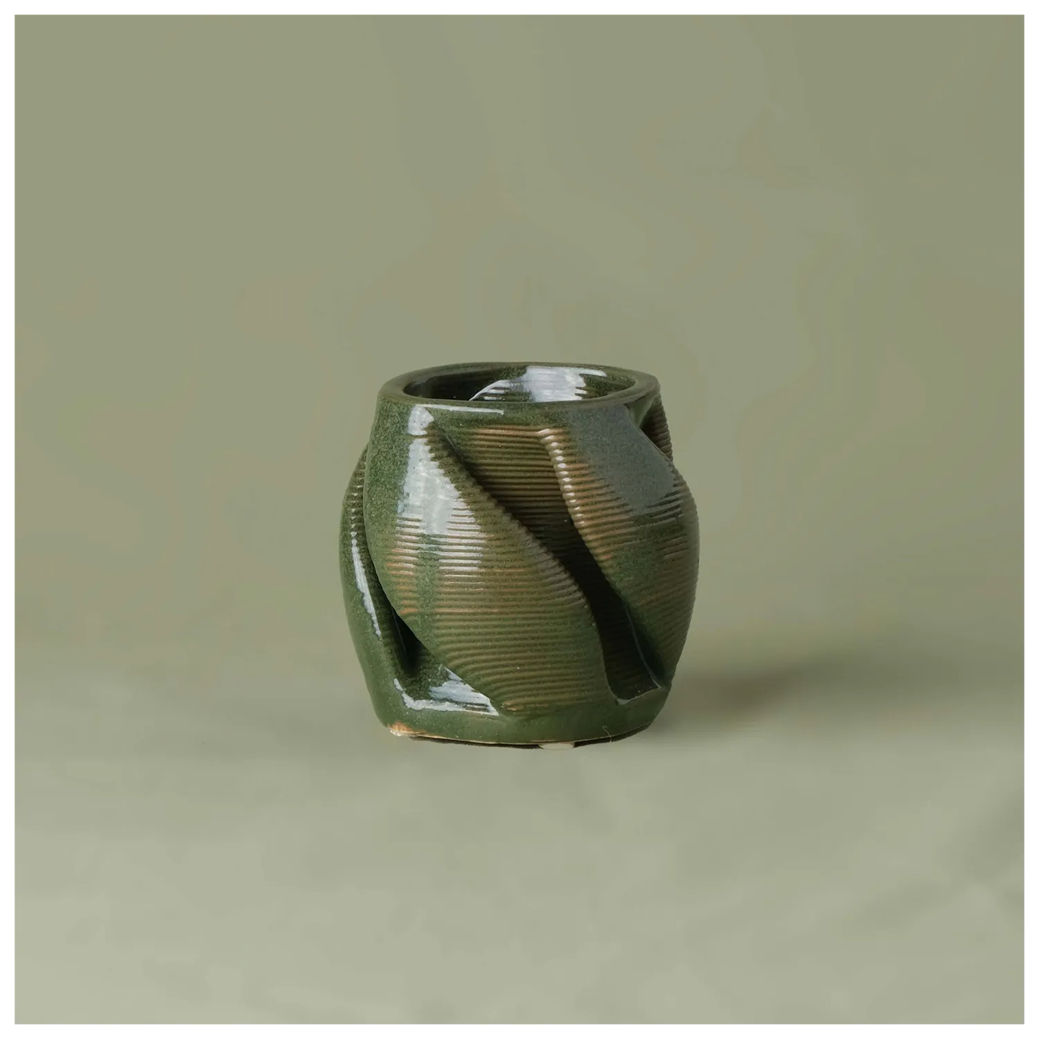 green Ceramic Cutlery Holder 3D printed front view ?#color_olive green