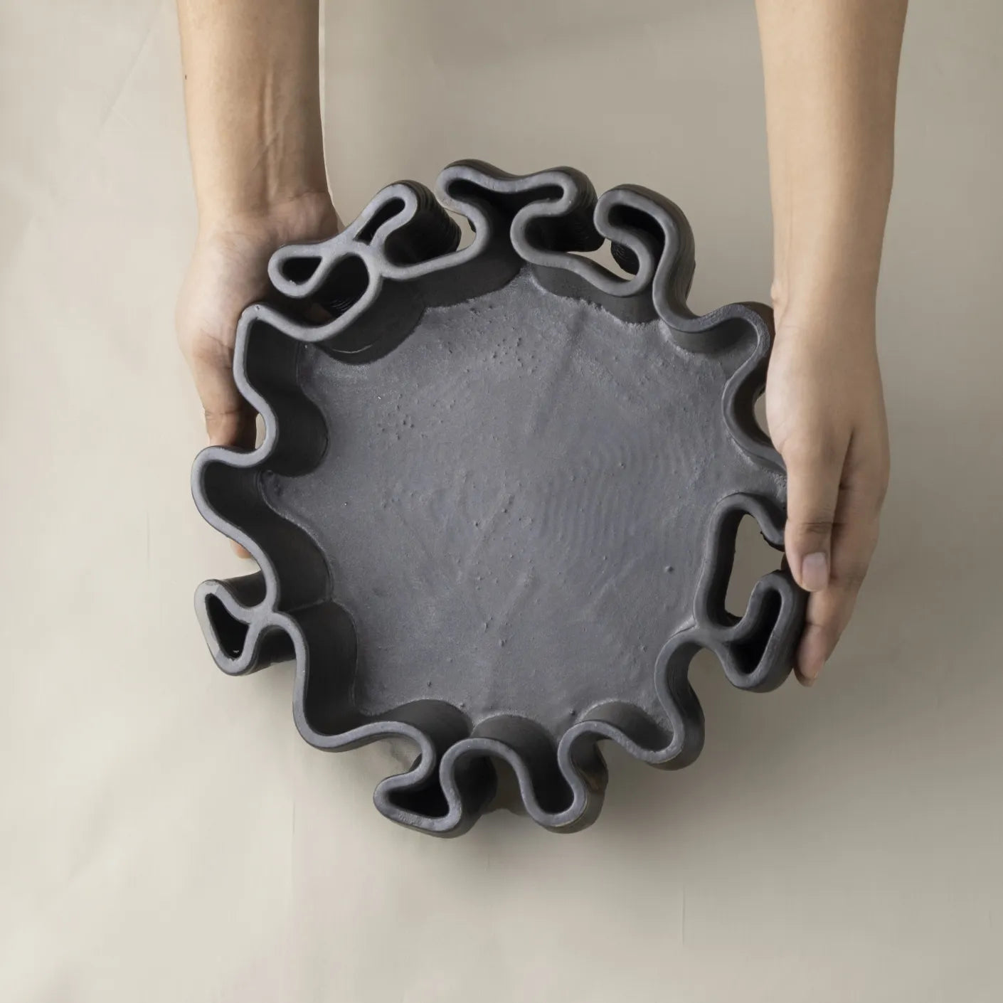 Round black Ceramic Serving Tray 3D printed size demo #color_black