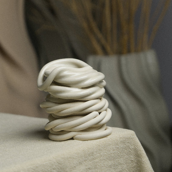 Decoratove ceramic object with an organic design #color_white
